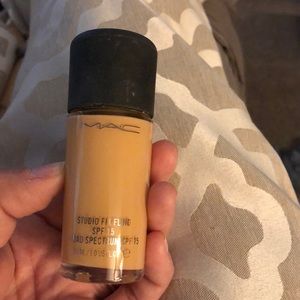 MAC Studio Fix Fluid Foundation SPF 15 NC25